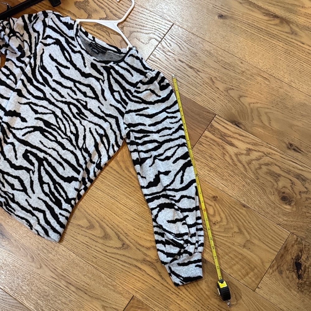 Zebra Print Sweatshirt in Black and Gray Social Standard Sanctuary Medium. A35 - Picture 9 of 9